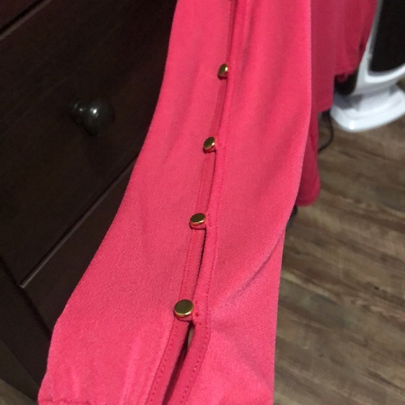 🪷 5/$10 🪷 Roz Ali Beautiful pink top with a detailed golden buttons on sleeves - Picture 4 of 5